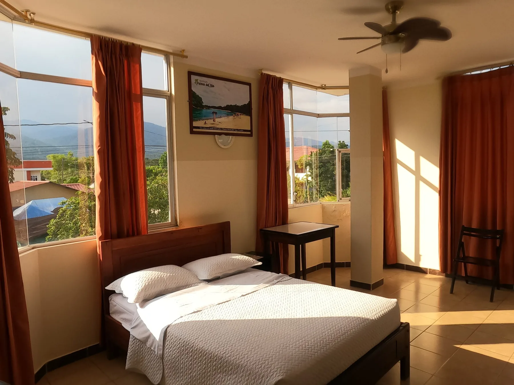 Habitación matrimonial de Palmar del Río iluminada por el sol